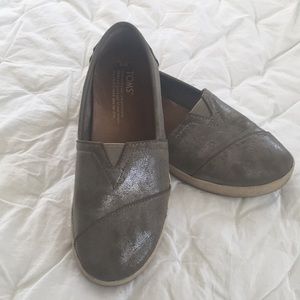 TOMS metallic shine grey silver shoes